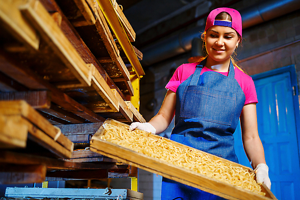 포토 JPG 해외이미지 여자 유니폼 공장 노동자 파스타 한명 들기 상반신 성인 앞모습 업무 제조 페투치네 성인여자한명만 해외202309 해외포토 직업 1 옷 뷰포인트 공업 모션 서양음식 사람 작업 파스타면 여자한명만 성인여자만 파일형식