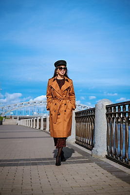 포토 JPG 해외이미지 라이프스타일 긴머리 계절 행복 유럽 비즈니스 청소년 하늘 성공 한명 서기 야외 물 선글라스 햇빛 갈색 유행 걷기 봄 기쁨 산책로 코트 도시 고급 우아함 망토 미녀 화창 스타일 해외202309 해외포토 자연요소 1 헤어스타일 감정 나라 안경 길 컬러 컨셉 모션 날씨 사람 생활 태양 외투 미인 파일형식