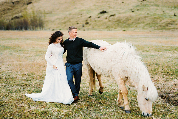 포토 JPG 해외이미지 동물 백인 커플 드레스 신랑 결혼 2 결혼식 산 아이슬란드 서기 잔디 두명 초록색 농장 흰색 북쪽 동물상 쓰다듬기 해외202309 해외포토 서양인 식물 옷 유럽 컬러 농업 관계 모션 사람 이벤트 조형물 방향 파일형식