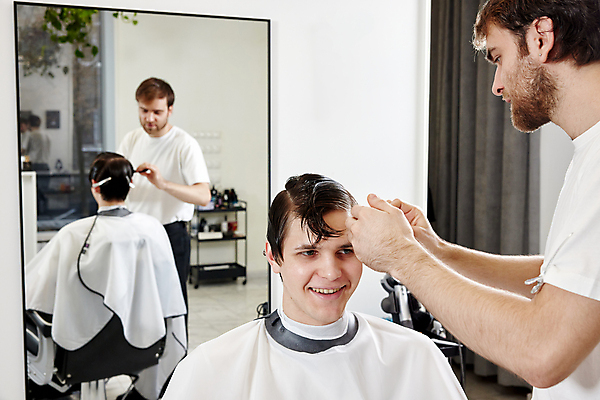 포토 JPG 해외이미지 헤어스타일 응시 남자 집게 앉기 상반신 성인 두명 옆모습 반사 거울 장비 젖음 커튼 미용사 이발 이발소 성인남자만 해외202309 해외포토 직업 시선 뷰포인트 모션 사람 뷰티샵 남자만 성인만 파일형식