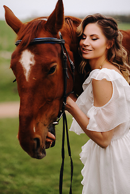 포토 JPG 해외이미지 드레스 여자 한명 상반신 성인 야외 말_동물 승마 성인여자한명만 쓰다듬기 해외202309 해외포토 1 옷 스포츠 포유류 모션 사람 여자한명만 성인여자만 파일형식