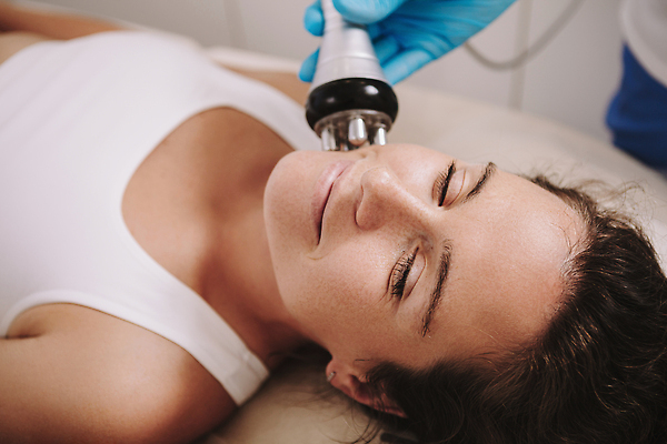 포토 JPG 해외이미지 직업 웰빙 여자 얼굴 과학 신체 건강 병원 한명 성인 치료 뷰티 약 활발 장비 마사지 미용사 하락 소중 피부 서비스 피부관리 라디오 반대 순서 조이기 하드웨어 셀룰라이트 해외202309 해외포토 1 컨셉 의학 모션 사람 신체부위 전자제품 컴퓨터 파일형식