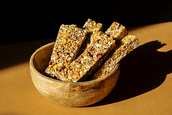 포토 JPG 해외이미지 사람없음 갈색 견과류 나무그릇 에너지바 그래놀라 글루텐프리 해외202309 해외포토 그릇 음식 컬러 목재 파일형식