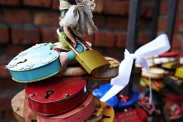 포토 JPG 해외이미지 전통 커플 기념일 행복 결혼 컨셉 결혼식 휴가 사랑 사람없음 야외 울타리 컬러풀 금속 낭만 추위 수확 철 심볼 사인 부식 잠금 열쇠구멍 옛날 이혼 많음 해외202309 해외포토 감정 컬러 농업 관계 재질 이벤트 담장 보안 파일형식