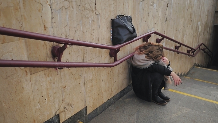 포토 JPG 해외이미지 라이프스타일 여자 얼굴 스트레스 관리 한명 앉기 야외 계단 어둠 외침 고통 슬픔 표현 도시 좌절 전철 고독 울음 저녁 고민 걱정 문제 긴장 배려 우울증 헬프 혼자 해외202309 해외포토 1 감정 육상교통 컨셉 모션 대중교통 표정 사람 생활 신체부위 소리 도움 질병 야간 파일형식