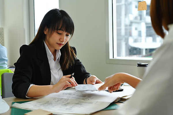 포토 JPG 해외이미지 여자 커피 회의 들기 상반신 성인 두명 펜 설계도 가리킴 창가 성인여자만 인테리어디자이너 해외202309 해외포토 직업 음료 비즈니스 창문 모션 건설업 사람 손짓 필기구 여자만 성인만 파일형식