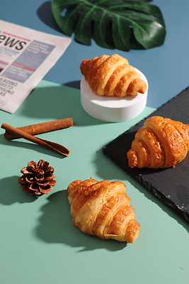 포토 JPG 해외이미지 접시 빵 나뭇잎 디저트 사람없음 신문 크루아상 솔방울 시나몬스틱 해외202309 해외포토 식기 음식 잎 간행물 뉴스 시나몬 파일형식