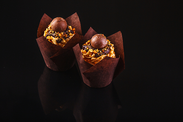 포토 JPG 해외이미지 접시 음식 다이어트 디저트 사람없음 장식 컵 갈색 파티 케이크 초콜릿 얼음 어둠 빵집 소용돌이 축하 대접 신선 달콤 맛 유혹 설탕 컵케이크 굽기 먹기 크림 땅콩 머핀 칼로리 버터 토막 반투명 페스츄리 해로움 핸드메이드 캐러멜 프로스팅 맛있는 버터크림 해외202309 해외포토 자연요소 식기 빵 컬러 컨셉 모션 건강 이벤트 상점 견과류 회오리 구이 제빵 파일형식