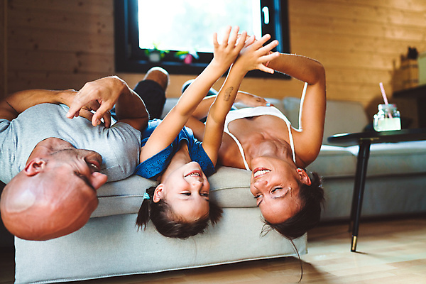 포토 JPG 해외이미지 식물 백인 라이프스타일 디자인 여자 남자 행복 어린이 가구 백그라운드 텍스트 학교 가족 엄마 휴식 아파트 주택 실내 사랑 사람 성인 내부 목재 장식 세명 소파 유행 우주 방 아빠 재산 고급 결합 최초 리빙 돌봄 스타일 해외202309 해외포토 서양인 나무 교육 감정 생활용품 컨셉 의자 재료 관계 모션 건물 생활 금융 파일형식