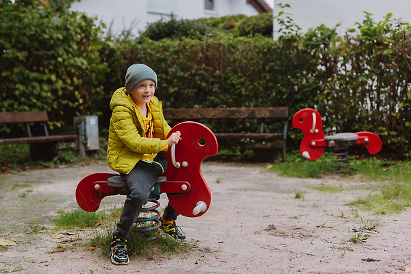포토 JPG 해외이미지 백인 라이프스타일 공원 행복 어린이 스포츠 장난 학교 놀이 한명 사람 소년 야외 파란색 봄 유치원 기쁨 게임 아기 미끄럼틀 놀이터 작음 긍정 걸음마 해외202309 해외포토 서양인 1 계절 공공시설 교육 남자 감정 컬러 컨셉 모션 생활 놀이기구 크기 파일형식