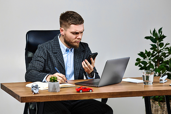 포토 JPG 해외이미지 백인 직업 1 라이프스타일 남자 행복 인터넷 비즈니스 탁자 노동자 직장 실내 대화 한명 사람 앉기 성인 노트북 스마트폰 컴퓨터 사무실 업무 비즈니스맨 스마트 책상 경영자 부름 변호사 해외202309 해외포토 서양인 감정 가구 컨셉 회사 모션 말하기 내부 생활 전자제품 핸드폰 스마트기기 작업 직장인 리더 파일형식