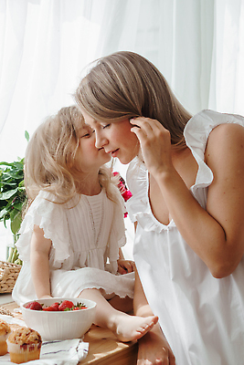 포토 JPG 해외이미지 그릇 원피스 여자 꽃 어린이 딸기 상반신 성인 두명 옆모습 금발 흰색 커튼 귓속말 머핀 여자만 소녀만 해외202309 해외포토 식물 헤어스타일 식기 옷 빵 뷰포인트 컬러 과일 사람 어린이만 파일형식