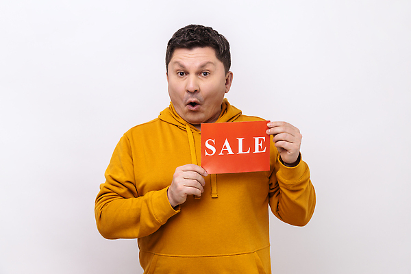 포토 JPG 해외이미지 알파벳 남자 한명 들기 상반신 성인 앞모습 세일 팻말 흰색 절약 성인남자한명만 해외202309 해외포토 1 영어 뷰포인트 컬러 컨셉 모션 프레임 사람 남자한명만 성인남자만 파일형식