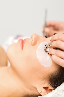 포토 JPG 해외이미지 백인 직업 손 여자 얼굴 조각 휴식 한명 사람 치료 수건 뷰티 유행 상점 스파 화장품 성장 흰색 공구 작업 화려 기술자 고급 닫기 확대 눈썹 속눈썹 내추럴 순서 거짓 거짓말 돌봄 방법 인공 해외202309 해외포토 서양인 1 컬러 컨셉 의학 모션 신체부위 위생용품 도구 파일형식