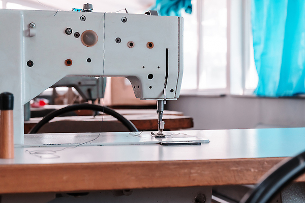 포토 JPG 해외이미지 직업 손 디자인 옷 산업 비즈니스 공장 노동자 직장 취미 사람없음 유행 기계 장비 공구 직물 면 업무 작업실 실 제조 바느질 땀 재단 재단사 방법 핸드메이드 해외202309 해외포토 회사 공업 신체부위 도구 작업 파일형식