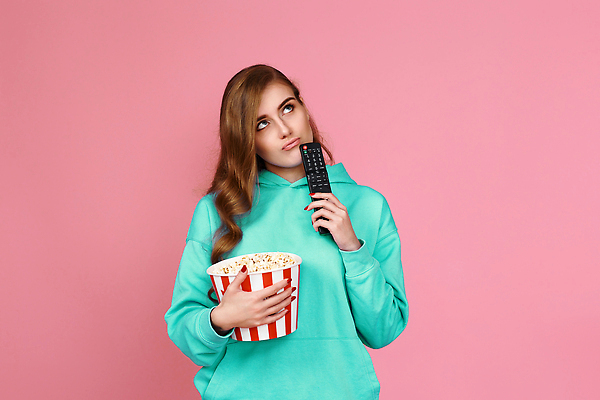 포토 JPG 해외이미지 여자 행복 분홍색 한명 들기 상반신 성인 앞모습 리모컨 영화 고민 팝콘 성인여자한명만 해외202309 해외포토 1 감정 뷰포인트 컬러 모션 문화예술 사람 여자한명만 성인여자만 파일형식