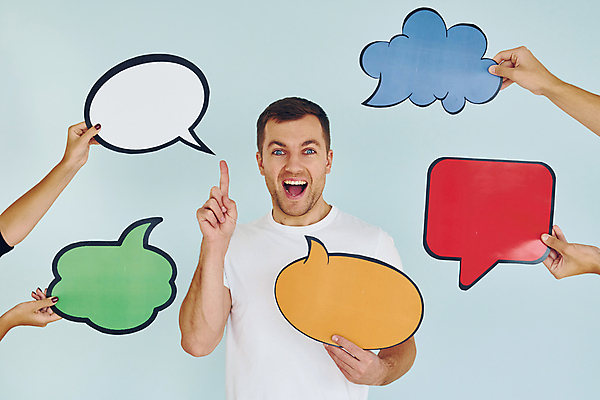 포토 JPG 해외이미지 서양인 손 남자 말풍선 한명 들기 상반신 성인 앞모습 신체부위 놀람 팻말 가리킴 구름모양 성인남자한명만 카피스페이스 해외202309 해외포토 모양 외국인 1 감정 뷰포인트 모션 프레임 표정 사람 손짓 공백 남자한명만 성인남자만 파일형식 구름_자연