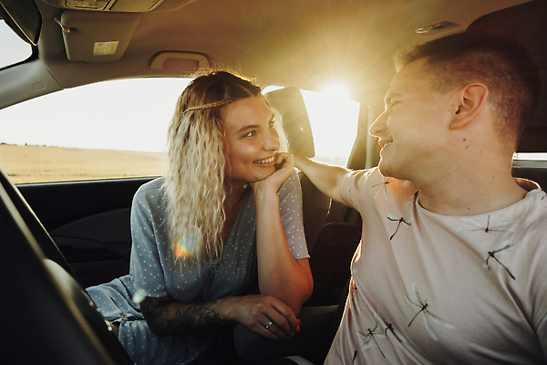 포토 JPG 해외이미지 백인 커플 여자 남자 도로 여행 2 가족 관계 자동차 남편 함께함 성인 두명 일몰 아내 저녁 문신 해외202309 해외포토 서양인 길 육상교통 컨셉 교통시설 사람 노을 야간 파일형식