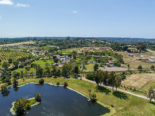 포토 JPG 해외이미지 나무 계절 호수 여행 잎 건축양식 자연 안테나 사람없음 건물 물 파란색 반사 평화 환경 맑음 미국 저수지 재산 댐 캘리포니아 커뮤니티 남쪽 항공촬영 드론 해외202309 해외포토 자연요소 식물 건축물 공공시설 건축 뷰포인트 컬러 컨셉 북아메리카 통신 날씨 금융 방향 생태계 파일형식