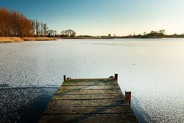 포토 JPG 해외이미지 계절 호수 백그라운드 겨울 자연 하늘 낚시 날씨 사람없음 야외 목재 물 파란색 환경 항구 냉동 얼음 침묵 고요 추위 연못 땅 갑판 북극 방파제 서리 광택 폴란드 해외202309 해외포토 자연요소 나무 공공시설 유럽 컬러 배_교통 재료 교통시설 레저 소리 극지방 생태계 파일형식