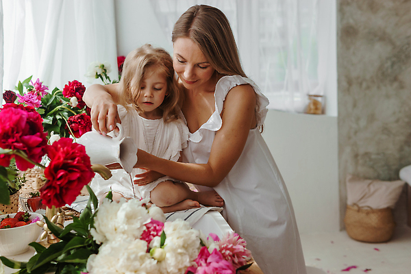 포토 JPG 해외이미지 원피스 여자 꽃 어린이 주전자 상반신 성인 두명 옆모습 물 금발 흰색 커튼 붓기 싱크대 여자만 소녀만 해외202309 해외포토 자연요소 식물 헤어스타일 옷 뷰포인트 컬러 모션 주방용품 사람 개수대 어린이만 파일형식