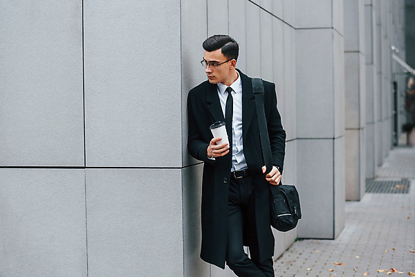 포토 JPG 해외이미지 응시 남자 안경 벽 가방 한명 들기 정장 상반신 성인 앞모습 기댐 도시 직장인 비즈니스맨 스마트 테이크아웃컵 성인남자한명만 해외포토 직업 1 시선 잡화 옷 뷰포인트 컨셉 비즈니스 모션 사람 컵 남자한명만 성인남자만 파일형식