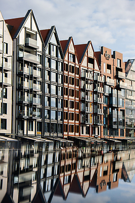 포토 JPG 해외이미지 외관 유럽 문화 바다 컬러 여행 비즈니스 건축양식 호텔 추상 휴가 거리 아파트 주택 사람없음 건물 물 강 도시풍경 반사 여행객 항구 도시 역사 도심 운하 타운 폴란드 개발 랜드마크 해외202309 해외포토 자연요소 건축물 건축 나라 무늬 교통시설 숙소 사람 풍경 파일형식