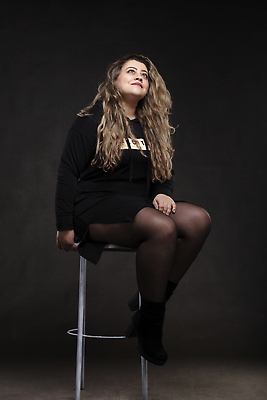 포토 JPG 해외이미지 모델 1 드레스 옷 여자 행복 얼굴 포즈 신체 회색배경 실내 한명 사람 앉기 성인 뷰티 유행 우아함 몸무게 큼 플러스 가득함 비만 치수 스타일 해외202309 해외포토 기호 감정 백그라운드 컨셉 모션 내부 신체부위 회색 크기 몸매 파일형식