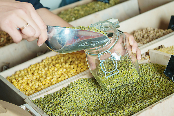 포토 JPG 해외이미지 백인 라이프스타일 잡화 여자 음식 컨셉 가방 비즈니스 유리 실내 건강 종류 사람 사람없음 내부 목재 초록색 쇼핑 환경 상점 재활용 면 항아리 시장 구매 상품 작음 플라스틱 고객 에코 유기농 패키지 소매 유지 낭비 내추럴 영 무료 생태학 해외202309 해외포토 서양인 나무 웰빙 교육 컬러 재료 재질 생활 숫자 도자기 크기 친환경 파일형식