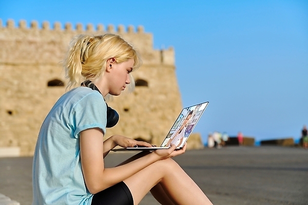 포토 JPG 해외이미지 학생 라이프스타일 커플 여자 남자 행복 유럽 얼굴 인터넷 통신 자연 대화 사람 앉기 해변 야외 두명 친구 노트북 뷰티 여행객 스크린 우정 어플리케이션 연결 그리스 온라인 동영상 소셜 영상통화 가상 해외202309 해외포토 감정 나라 바다 관계 모션 말하기 생활 신체부위 전자제품 생태계 통화 파일형식