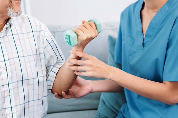 포토 JPG 해외이미지 여자 노년 남자 실내 앉기 동양인 상반신 성인 앞모습 옆모습 치료 실버라이프 건강관리 힘 아령 환자 간호사 잡기 도움 간병인 노후건강 돌봄 돌봄서비스 해외202309 해외포토 직업 라이프스타일 뷰포인트 컨셉 의학 모션 건강 관리 사람 인종 내부 노후 의료진 서비스 파일형식