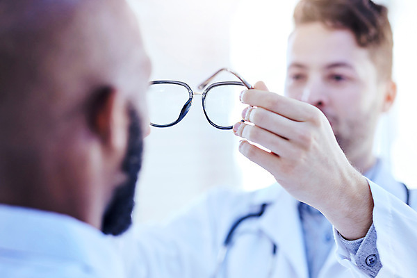 포토 JPG 해외이미지 남자 안경 들기 상반신 성인 두명 앞모습 뒷모습 잡기 안경점 검안사 성인남자만 해외202309 해외포토 직업 잡화 뷰포인트 모션 사람 상점 남자만 성인만 파일형식 안경사