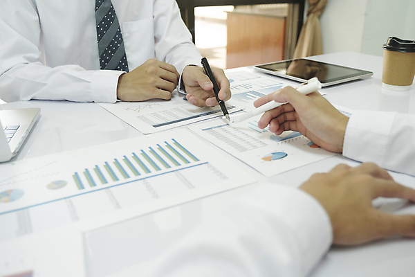 포토 JPG 해외이미지 돈 비즈니스 사업가 통계 설계 두명 금융 경제 컴퓨터 공연 계산기 비즈니스맨 계산 시장 계획 분석 무역 보고서 컨설턴트 상담 투자 이익 회계 계산서 경영 계좌 마케팅 세금 수입 예산 자금 회계사 해외202309 해외포토 직업 남자 산업 컨셉 문구용품 사람 이벤트 전자제품 장비 직장인 재산 전문직 파일형식