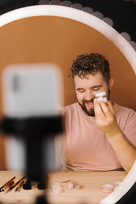 포토 해외이미지 남자 중년 전등 실내 한명 상반신 앞모습 스마트폰 화장 화장용품 방송 화장대 과정 리뷰 소셜네트워크 중년남자한명만 크리에이터 뷰티크리에이터 1인미디어 영상촬영 해외202309 해외포토 직업 1 뷰포인트 가구 컨셉 조명 사람 성인 내부 핸드폰 스마트기기 뷰티 촬영 미용용품 남자한명만 중년남자만 파일형식