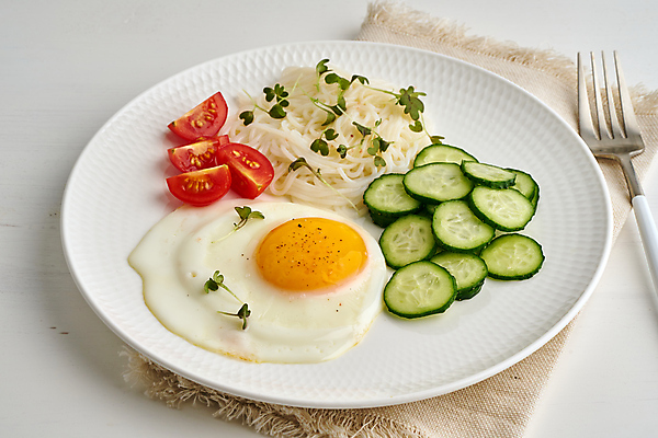 포토 JPG 해외이미지 식기 접시 음식 백그라운드 포크 다이어트 토마토 탁자 밥 오이 파스타 건강 사람없음 옆모습 달리기 우주 계란 식사 튀김 흰색 면 아침식사 균형 허브 유기농 냅킨 브런치 오믈렛 점심식사 단백질 탄수화물 해외202309 해외포토 식물 웰빙 뷰포인트 컬러 가구 채소 모션 서양음식 알 계란요리 영양소 파일형식