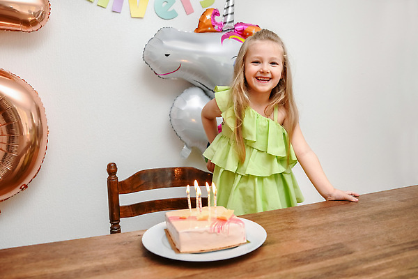 포토 JPG 해외이미지 접시 드레스 행복 얼굴 어린이 분홍색 공 놀이 불 디저트 기념 한명 미소 웃음 장식 초록색 뷰티 숫자 파티 케이크 흰색 축하 아기 생일 달콤 작음 연도 크림 5 옛날 유니콘 타격 해외202309 해외포토 자연요소 문자 1 식기 옷 기념일 감정 음식 컬러 컨셉 모션 표정 사람 이벤트 신체부위 맛 크기 파일형식