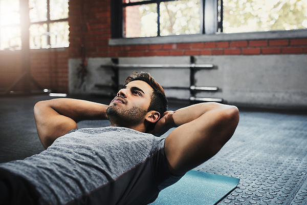 포토 JPG 해외이미지 남자 근육 한명 상반신 성인 옆모습 운동 헬스장 자신감 윗몸일으키기 성인남자한명만 해외202309 해외포토 1 감정 뷰포인트 건강 사람 헬스 남자한명만 성인남자만 파일형식