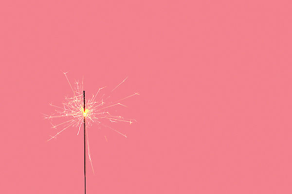 포토 JPG 해외이미지 분홍색 컬러 백그라운드 크리스마스 겨울 손가락 불 휴가 불꽃 전등 새로움 기념 폭죽 사람 이벤트 사람없음 장식 파란색 빛 파티 축제 축하 잡기 연도 마법 광 노엘 화상 미니멀 해외202309 해외포토 자연요소 손 계절 기념일 컨셉 모션 조명 상처 파일형식