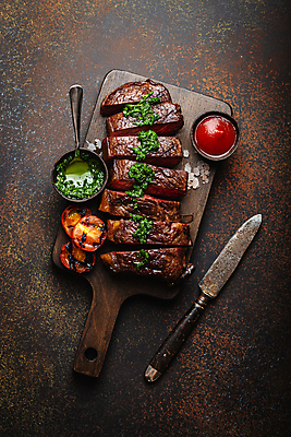 포토 JPG 해외이미지 토마토 육류 스테이크 사람없음 숟가락 신선 나이프 슬라이스 나무도마 나무배경 해외202309 해외포토 식기 백그라운드 채소 식재료 도마 서양음식 수저 목재 칼 파일형식