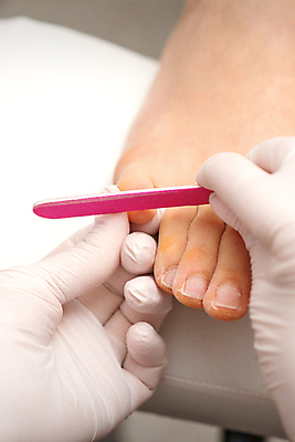 포토 JPG 해외이미지 여자 장갑 발 성인 두명 신체부위 잡기 네일버퍼 네일샵 네일용품 발관리 발톱관리 샌딩버퍼 페디큐어 성인여자만 해외202309 해외포토 잡화 모션 사람 뷰티 상점 미용용품 미용 여자만 성인만 파일형식