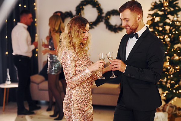 포토 JPG 해외이미지 전신 서양인 원피스 여자 남자 실내 들기 정장 여러명 상반신 성인 옆모습 크리스마스트리 파티 샴페인 연말 성인만 해외202309 해외포토 외국인 옷 뷰포인트 다수 크리스마스 모션 주류 사람 이벤트 내부 파일형식