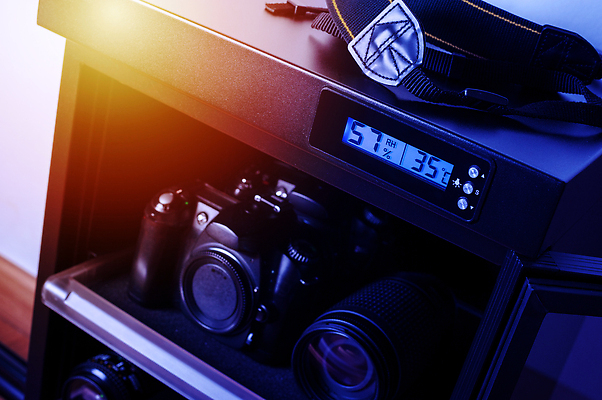 포토 JPG 해외이미지 가구 장신구 건조 실내 안전 사람없음 상자 카메라 장비 습기 보호 수분 캐비닛 오브젝트 준비 전자 객실 증거 수납 유지 돌봄 자동 제어 해외202309 해외포토 생활용품 컨셉 모션 내부 전자제품 사물함 파일형식