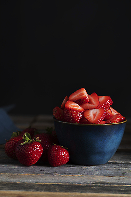 포토 JPG 해외이미지 열매 음식 과일 딸기 건강 사람없음 빨간색 세로 신선 사발 달콤 맛 유기농 슬라이스 숙성 해외202309 해외포토 식물 웰빙 컬러 컨셉 사기그릇 파일형식