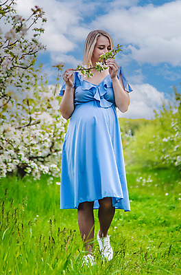 포토 JPG 해외이미지 전신 백인 여자 꽃 한명 들기 성인 앞모습 걷기 정원 산책 임산부 태교 성인여자한명만 해외202309 해외포토 서양인 식물 1 뷰포인트 모션 휴식 사람 임신 여자한명만 성인여자만 파일형식