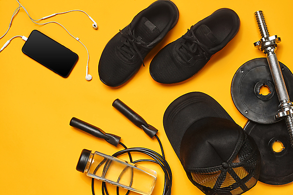 포토 JPG 해외이미지 이어폰 운동화 사람없음 스마트폰 하이앵글 운동 자전거 검은색 아령 물통 노란배경 해외포토 뷰포인트 컬러 음향기기 백그라운드 신발 건강 핸드폰 스마트기기 노란색 바이크 파일형식