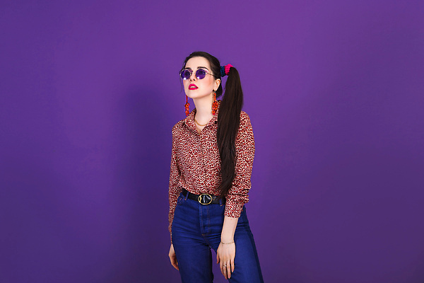 포토 JPG 해외이미지 모델 헤어스타일 디자인 여자 얼굴 실내 한명 사람 파란색 컬러풀 선글라스 뷰티 파티 유행 보라색 재킷 수확 제비꽃 복고 디스코 네온 포니테일 80대 기간 스타일 힙스터 해외202309 해외포토 1 패션 노년 꽃 안경 음악 컬러 농업 이벤트 내부 신체부위 외투 춤 파일형식