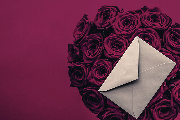 포토 JPG 해외이미지 꽃다발 백그라운드 편지봉투 발렌타인데이 사람없음 장미 러브레터 버건디 해외포토 꽃 데이이벤트 봉투 빨간색 편지 파일형식
