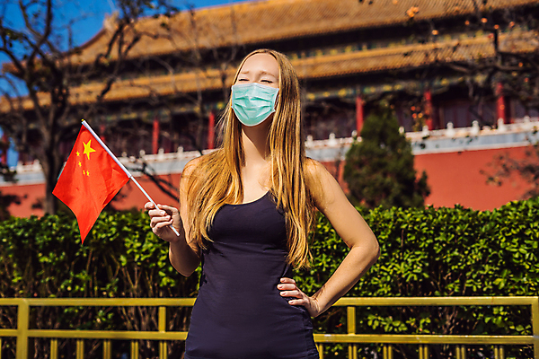 포토 JPG 해외이미지 백인 여자 아시아 얼굴 여행 건축양식 휴가 한국 건강 가면 한명 안전 동양인 여행객 일본 중국 고통 덮개 깃발 잡기 도시 바이러스 보호 질병 예방 감염 번짐 베이징 문제 랜드마크 전국 전염병 코로나바이러스 해외202309 해외포토 서양인 1 건축 감정 나라 컨셉 의학 모션 사람 인종 신체부위 뚜껑 파일형식 효과