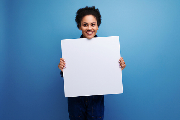 포토 JPG 해외이미지 템플릿 디자인 배너 여자 행복 포스터 종이 백그라운드 회사 비즈니스 갈색머리 실내 한명 사람 파란색 공백 정보 흰색 잡기 신용카드 메시지 흥분 긍정 보여주기 히스패닉 목업 스타일 카피스페이스 비어있는 해외202309 해외포토 1 헤어스타일 감정 컬러 컨셉 모션 내부 금융 파일형식