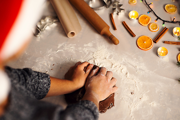 포토 JPG 해외이미지 모양 백인 손 행복 어린이 음식 크리스마스 휴가 새해 주택 함께함 관리 요리 사람 사람없음 장식 크리스마스트리 산타클로스 갈색 쿠키 케이크 주방 계란 빵집 축하 분위기 달콤 굽기 준비 날것 반죽 밀가루 밀대 레시피 페스츄리 핸드메이드 해외202309 해외포토 서양인 기념일 감정 빵 컬러 컨셉 주방용품 디저트 건물 신체부위 상점 알 맛 가루 구이 파일형식